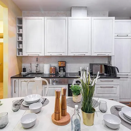 Luxury In The Old Town דירה *